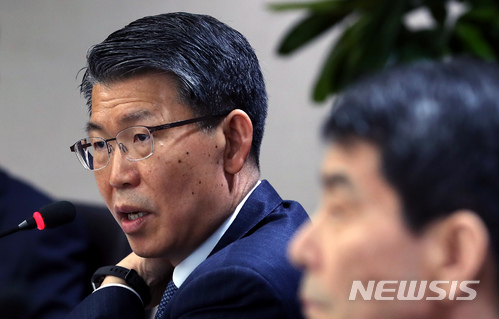 【서울=뉴시스】임태훈 기자 = 은성수 수출입은행 은행장이 8일 오전 서울 영등포구 산업은행 대회의실에서 열린 중견조선사 처리방안 관련 기자간담회에서 STX 조선해양 컨설팅 결과 및 후속 처리 방안 발표를 하고 있다. 2018.03.08 taehoonlim@newsis.com