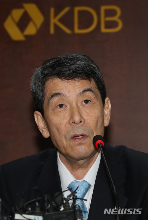 【서울=뉴시스】임태훈 기자 = 이동걸 산업은행 회장이 8일 오전 서울 영등포구 산업은행 대회의실에서 열린 중견조선사 처리방안 관련 기자간담회에서 STX 조선해양 컨설팅 결과 및 후속 처리 방안 발표를 하고 있다. 2018.03.08 taehoonlim@newsis.com