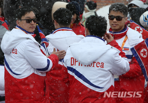 【평창=뉴시스】김경목 기자 = 2018평창동계패럴림픽대회 개막을 하루 앞둔 지난 8일 오전 북한 선수단이 강원 평창군 대관령면 평창선수촌 플라자 이벤트 무대에서 열린 공식 입촌식을 마치자 준비했던 선글라스를 착용하고 서로 대화를 나누고 있다. 2018.03.08&nbsp;&nbsp; photo31@newsis.com