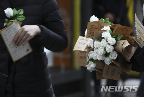 【서울=뉴시스】최진석 기자 = 세계여성의 날인 8일 오전 서울 세종로 광화문 광장 인근에서 한국여성의 전화 관계자들이 성폭력 저항운동에 대한 연대와 지지를 상징하는 하얀 장미를 시민에게 나눠주고 있다. 2018.03.08. myjs@newsis.com