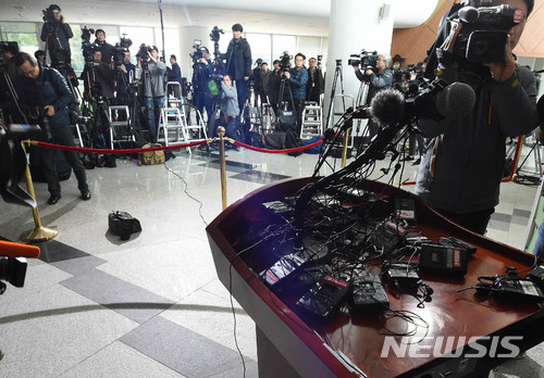 【홍성=뉴시스】함형서 기자 = 8일 오후 성폭행 의혹을 받는 안희정 전 충남도지사가 기자회견을 취소하고&nbsp; 마이크들만 놓여 있다. 2018.03.08.foodwork23@newsis.com