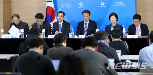 【서울=뉴시스】고범준 기자 = 박건수 산업통상자원부 산업정책실장이 8일 오후 서울 종로구 세종대로 정부서울청사 브리핑룸에서 지역산업 구조조정 등에 따른 지원대책 발표를 하고 있다. (왼쪽부터)이상훈 중소벤처기업부 중소기업정책관, 최남호 산업통상자원부 시스템산업정책관, 박건수 산업통상자원부 산업정책실장, 방기선 기획재정부 정책조정국장, 박성희 고용노동부 노동시장정책관, 안창국 금융위원회 산업금융과장. 2018.03.08. bjko@newsis.com