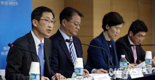 【서울=뉴시스】고범준 기자 = 박건수 산업통상자원부 산업정책실장이 8일 오후 서울 종로구 세종대로 정부서울청사 브리핑룸에서 지역산업 구조조정 등에 따른 지원대책 발표를 하고 있다. 2018.03.08. bjko@newsis.com