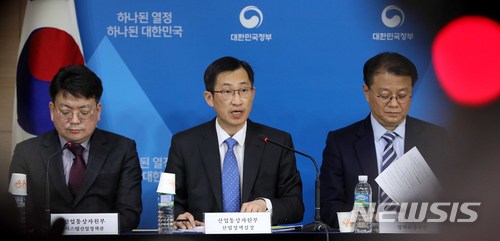 【서울=뉴시스】고범준 기자 = 박건수 산업통상자원부 산업정책실장이 8일 오후 서울 종로구 세종대로 정부서울청사 브리핑룸에서 지역산업 구조조정 등에 따른 지원대책 발표를 하고 있다. (왼쪽부터)최남호 산업통상자원부 시스템산업정책관, 박건수 산업통상자원부 산업정책실장, 방기선 기획재정부 정책조정국장. 2018.03.08. bjko@newsis.com