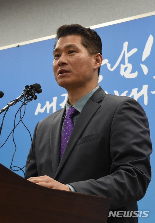 【홍성=뉴시스】함형서 기자 = 충청남도공무원노동조합 김태신 위원장은 8일 오후 충남 홍성군 충남도청 기자실에서 안희정 전 충남도지사의 "기자회견 취소는 국민을 우롱한 한 것"이라며 성명서를 발표하고 있다. 2018.03.08.foodwork23@newsis.com