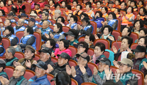 【세종=뉴시스】강종민 기자 = 8일 오후 세종시 조치원읍 세종문화예술회관에서 열린 노인일자리통합발대식에서 어르신들이 행사 시작전 건강박수를 치고 있다. 2018.03.08.&nbsp; ppkjm@newsis.com