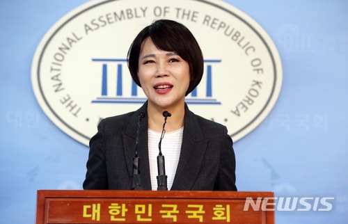 【서울=뉴시스】홍효식 기자 = 더불어민주당 전현희 의원이 8일 오후 서울 여의도 국회 정론관에서 서울시장 민주당 경선 불출마를 선언한 뒤 취재진의 질문에 답하고 있다. 2018.03.08. yesphoto@newsis.com