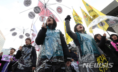 【서울=뉴시스】임태훈 기자 = 세계여성의 날인 8일 오후 서울 종로구 광화문광장에서 열린 3.8 세계여성의 날 전국여성노동자대회에서 참석자들이 구호를 외치고 있다. 2018.03.08 taehoonlim@newsis.com
