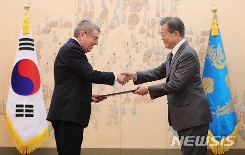【서울=뉴시스】 문재인 대통령은 평창동계패럴림픽 개회날인 9일 "역경을 넘어 전진한다는 '아지토스' 정신이 한반도에 실현되고 있다. 한반도에 평화가 다가오고 있다"고 말했다.사진은 문 대통령이 지난 8일 오후 청와대 접견실에서 토마스 바흐 IOC위원장에게 체육훈장 청룡장을 수여하는 모습이다. 2018.03.08. amin2@newsis.com