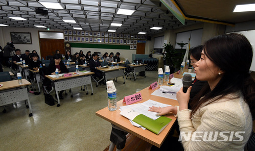 【광주=뉴시스】신대희 기자 = 광주지방변호사회·광주여성변호사회가 8일 오후 광주 동구 지산동 지방변호사회에서 '광주 법조 성희롱·성폭력 실태조사 보고 및 토론회'를 열고 있다. 2018.03.08.&nbsp; sdhdream@newsis.com