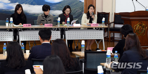 【광주=뉴시스】신대희 기자 = 광주지방변호사회·광주여성변호사회가 8일 오후 광주 동구 지산동 지방변호사회에서 '광주 법조 성희롱·성폭력 실태조사 보고 및 토론회'를 열고 있다. 2018.03.08. sdhdream@newsis.com