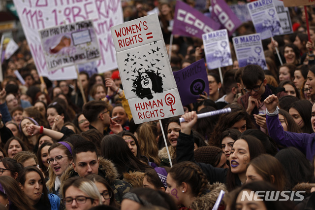 【마드리드 = AP/뉴시스】 여성의 날을 맞아 스페인의 수도 마드리드에서 여성들이 대규모 시위를 벌이고 있다. 2018.11.26&nbsp; 