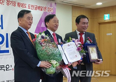 【대전=뉴시스】 설동호(가운데) 대전시교육감이 '2017년을 빛낸 도전한국인 10인 대상' 시상식에서 상을 받고 기념촬영을 하고 있다.(사진=대전시교육청 제공)