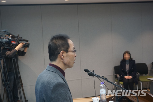 【홍성=뉴시스】유효상 기자 =오영환(전 민주당 공주시 당협휘원회 사무국장)씨가 9일 충남도청 브리핑룸에서 박수현 충남도지사 예비후보의 전 부인 A씨와 함께&nbsp; 기자회견을 갖고 최근 논란이 되고 있는 박 예비후보의 여성 문제에 대해 입장을 밝히고 있다. 2018.03.09&nbsp; yreporter@newsis.com