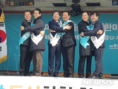 【사천=뉴시스】김윤관 기자 = 바른미래당 9일 오후 경상도와 전라도가 만나는 경남 하동군 화개면 화개장터에서 영호남 당원 결속을 위한 동서화합 한마당 행사에서 영·호남을 대표하는 의원들이 서로 포옹하는 화합 퍼포먼스를 하고 있다. 2018.03.09.&nbsp; kyk@newsis.com