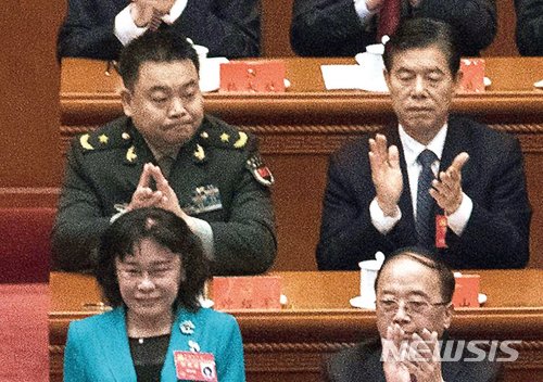 시진핑 중국 국가주석 측근인 중사오쥔 중앙군사위 주석 판공실 주임. 사진 뒷줄 왼쪽이 중사오쥔 소장