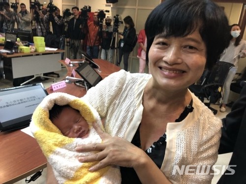 【서울=뉴시스】 대만에서 여성이 아기를 순산해 대만 역사상 최고령 엄마가 됐다고 타이완뉴스, '자유시보 등 현지 언론이 지난 7일 보도했다. 62세 대만 여성이 아들을 순산한 뒤 언론에 공개하고 있다. 2018.03.10 (사진 출처: 타이완뉴스 인터넷판)