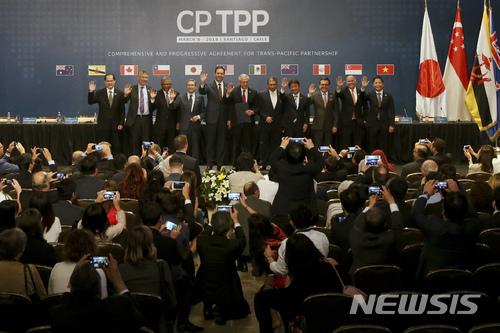 【산티아고=AP/뉴시스】 미국을 제외한 환태평양경제동반자협정(TPP) 참가 11개국 대표들이 8일(현지시간) 칠레 산티아고에서 열린 TPP11 서명식에 참석해, 협정에 서명한 후 기자회견을 하고 있다. 2018.03.09.