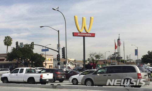 【AP/뉴시스】 세계 여성의 날을 맞아 M자 로고를 뒤집어 여성(Women)을 뜻하는 W로 만든 캘리포니아주 린 우드의 한 맥도날드 식당.&nbsp;&nbsp; 