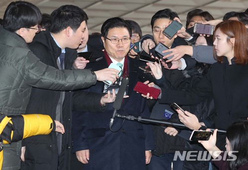 【서울=뉴시스】조성봉 기자 = 불법 정치자금 수수 의혹을 받고 있는 자유한국당 홍문종 의원이 9일 오전 서울 서초구 서울중앙지검에 피의자 신분으로 출석하며 취재진에게 질문세례를 받고 있다. 2018.03.09.suncho21@newsis.com