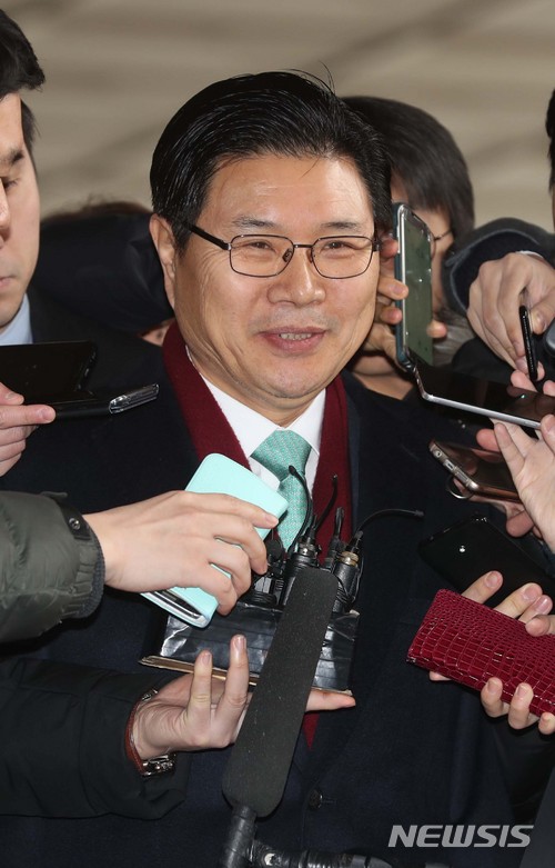 【서울=뉴시스】조성봉 기자 = 불법 정치자금 수수 의혹을 받고 있는 자유한국당 홍문종 의원이 지난 9일 오전 서울 서초구 서울중앙지검에 피의자 신분으로 출석하며 취재진의 질문에 답변하고 있다. 2018.03.09.suncho21@newsis.com