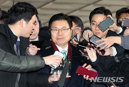 【서울=뉴시스】조성봉 기자 = = 자유국당 홍문종 의원이 지난달 9일 오전 서울 서초구 서울중앙지검에 피의자 신분으로 출석하며 취재진의 질문에 입을 굳게 닫고 있다. 2018.03.09.suncho21@newsis.com