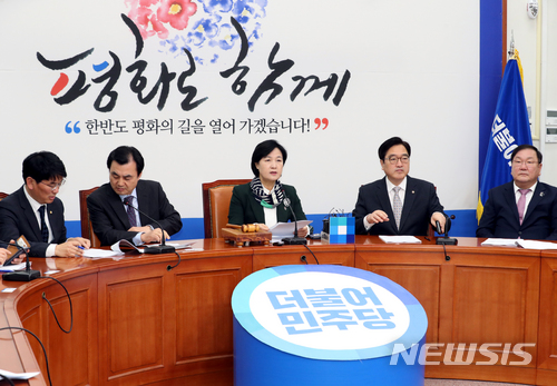 【서울=뉴시스】이종철 기자 = 9일 서울 여의도 국회에서 열린 더불어민주당 최고위원회의에서 추미애 대표가 모두발언을 하고 있다. 2018.03.09. jc4321@newsis.com