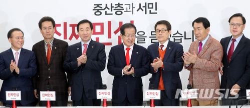 【서울=뉴시스】박영태 기자 = 9일 오전 서울 영등포구 여의도 국회에서 진행된 자유한국당 6·13 지방선거 공약개발단 출범식에서 홍준표 대표와 김성태 원내대표 등 참석자들이 기념촬영을 하고 있다. 2018.03.09.since1999@newsis.com