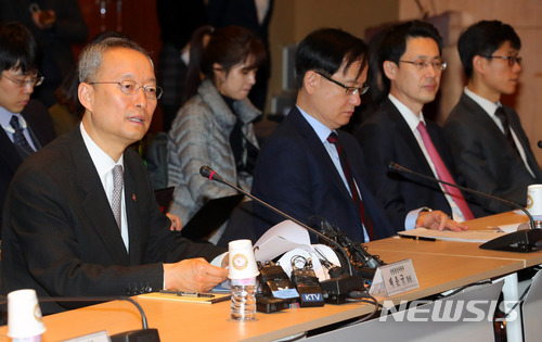 【서울=뉴시스】배훈식 기자 = 9일 오전 서울 강남구 코엑스에서 열린 미국 무역확장법 232조 최종결정 관련 민관합동대책회의에 참석한 백운규 산업통상자원부 장관이 모두발언하고 있다. 2018.03.09. dahora83@newsis.com
