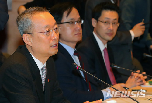 【서울=뉴시스】배훈식 기자 = 9일 오전 서울 강남구 코엑스에서 열린 미국 무역확장법 232조 최종결정 관련 민관합동대책회의에 참석한 백운규 산업통상자원부 장관이 모두발언하고 있다. 2018.03.09.&nbsp; dahora83@newsis.com
