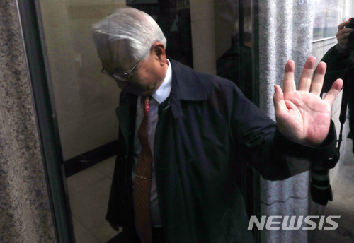 【서울=뉴시스】배훈식 기자 = 정동기 변호사가 지난 9일 오전 서울 강남구 이명박 전 대통령 사무실로 들어가며 취재진의 질문에 손사레를 치고 있다. 2018.03.09. dahora83@newsis.com