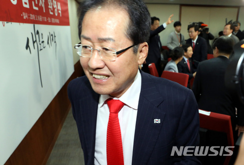 【서울=뉴시스】박영태 기자 = 9일 오전 서울 영등포구 여의도 자유한국당 당사에서 열린 자유한국당 영입인사 환영식에서 홍준표 대표가 MBC 기자가 질문을 하자 나쁜 언론사 질문은 안받는다며 회의실을 나가고 있다. 2018.03.09.since1999@newsis.com