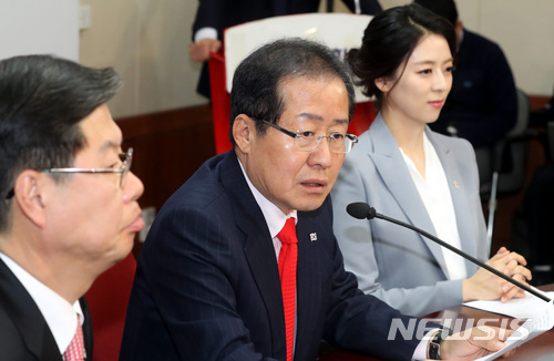 【서울=뉴시스】박영태 기자 = 홍준표 자유한국당 대표. 왼쪽은 길환영 전 KBS 사장, 오른쪽은 배현진 전 아나운서. 2018.03.09.since1999@newsis.com