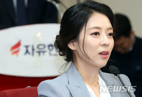 【서울=뉴시스】박영태 기자 = 9일 오전 서울 영등포구 여의도 자유한국당 당사에서 열린 자유한국당 영입인사 환영식에서 배현진 전 아나운서가 입당 소감을 말하고 있다. 2018.03.09.since1999@newsis.com