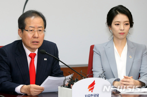 【서울=뉴시스】박영태 기자 = 9일 오전 서울 영등포구 여의도 자유한국당 당사에서 열린 자유한국당 영입인사 환영식에서 홍준표 대표가 인사말을 하고 있다. 오른쪽은 배현진 전 아나운서. 2018.03.09.since1999@newsis.com