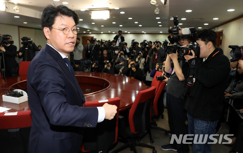 【서울=뉴시스】박영태 기자 = 9일 오전 서울 영등포구 여의도 자유한국당 당사에서 열린 자유한국당 영입인사 환영식에서 취재진의 질의응답 요구에 장제원 수석대변인이 더이상의 질의응답은 없다고 이야기 하며 회의실을 나가고 있다. 2018.03.09.since1999@newsis.com
