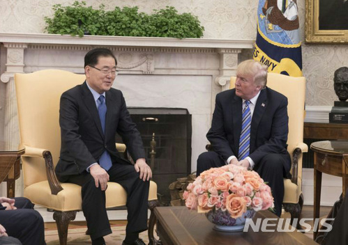 【서울=뉴시스】정의용 청와대 국가안보실장이 8일(현지시간) 미국 워싱턴 백악관에서 도널드 트럼프 미국 대통령을 면담하고 있다. 2018.03.09. (사진=청와대 제공) photo@newsis.com