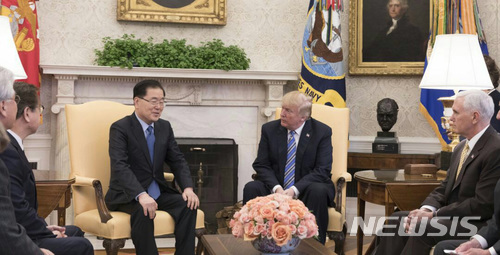 【서울=뉴시스】정의용 청와대 국가안보실장이 8일(현지시간) 미국 워싱턴 백악관에서 도널드 트럼프 미국 대통령을 면담하고 있다. 2018.03.09. (사진=청와대 제공)&nbsp; photo@newsis.com 