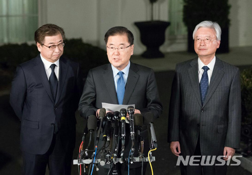 【워싱턴(미국)=뉴시스】 정의용 청와대 국가안보실장과 서훈 국가정보원 원장이 11일 오후 귀국한다. 사진은 지난 8일(현지시간)정 실장이 미국 워싱턴 백악관 웨스트윙 앞에서 트럼트 대통령과 면담을 나눈 결과를 발표하는 모습이다. 정 실장 왼쪽은 서훈 원장, 오른쪽은 조윤제 주미 한국대사다. 2018.03.09. (사진=청와대 제공) photo@newsis.com