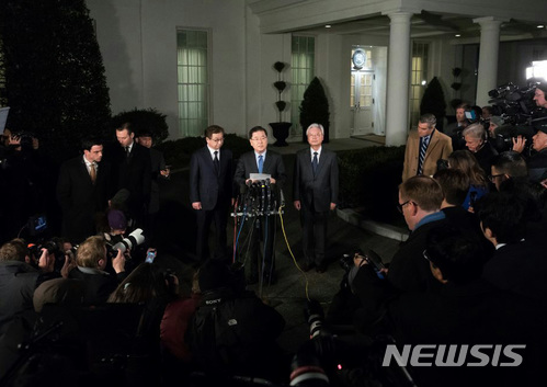 【서울=뉴시스】정의용 청와대 국가안보실장이 8일(현지시간) 미국 워싱턴 백악관 웨스트윙 앞에서 트럼트 대통령과 면담을 나눈 결과를 발표하고 있다. 사진 왼쪽부터 서훈 국정원장, 정 실장, 조윤제 주미한국대사. 2018.03.09. (사진=청와대 제공) photo@newsis.com