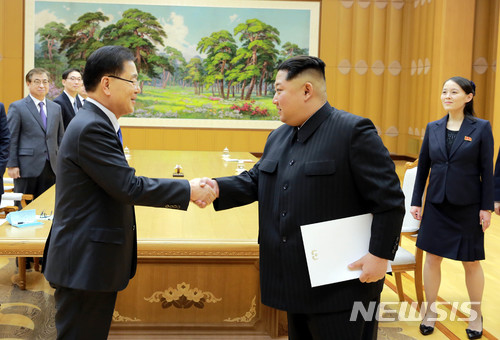 【서울=뉴시스】정의용 수석대북특사(국가안보실장)가 지난 5일 오후 평양 조선노동당 본관 진달래관에서 김정은 국무위원장과 악수하고 있다.&nbsp; 김위원장 왼손에 친서로 보이는 서류를 들고 있으며 김정은의 여동생이자 노동당 중앙위원회 제1부부장인 김여정이 뒤에 서 있다&nbsp; 남쪽 인사가 조선노동당 본관을 방문한 것은 남측 이번이 처음이다.&nbsp; 2018.03.10. (사진=청와대 제공)&nbsp;&nbsp; photo@newsis.com