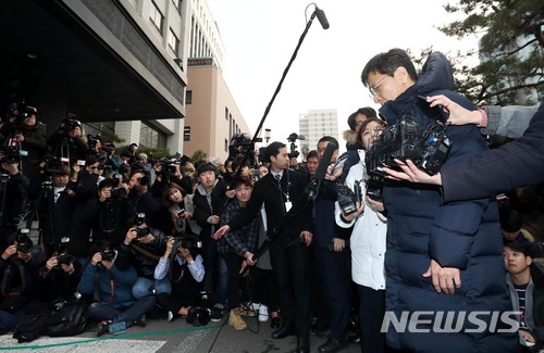 【서울=뉴시스】홍효식 기자 = 여비서 성폭행 의혹을 받는 안희정 전 충남지사가 9일 오후 서울 마포구 서부지방검찰로 자진 출석하며 입장을 밝히고 있다. 2018.03.09. yesphoto@newsis.com