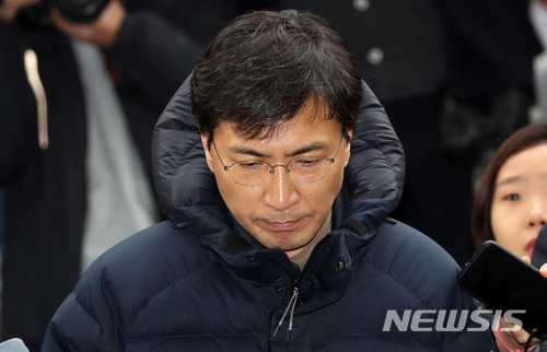 【서울=뉴시스】임태훈 기자 = 자신의 비서를 성폭행한 혐의를 받고 있는 안희정 전 충남도지사가 9일 오후 서울 마포구 서부지검으로 자진출석하고 있다. 2018.03.09 taehoonlim@newsis.com