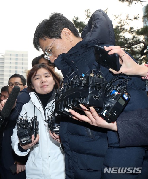 【서울=뉴시스】홍효식 기자 = 여비서 성폭행 의혹을 받는 안희정 전 충남지사가 9일 오후 서울 마포구 서부지방검찰로 자진 출석하며 고개를 숙이고 있다. 2018.03.09. yesphoto@newsis.com