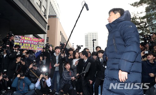 【서울=뉴시스】홍효식 기자 = 여비서 성폭행 의혹을 받는 안희정 전 충남지사가 9일 오후 서울 마포구 서부지방검찰로 자진 출석하며 입장을 밝히고 있다. 왼쪽으로 안 전 지사의 수사를 촉구하는 피켓이 보이고 있다. 2018.03.09. yesphoto@newsis.com