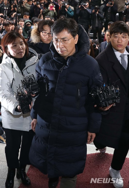 【서울=뉴시스】조성봉 기자 = 여비서 성폭행 의혹을 받고 있는 안희정 전 충남도지사가 9일 오후 서울 마포구 서울서부지검에 굳은 표정으로 출석하고 있다. 2018.03.09. suncho21@newsis.com