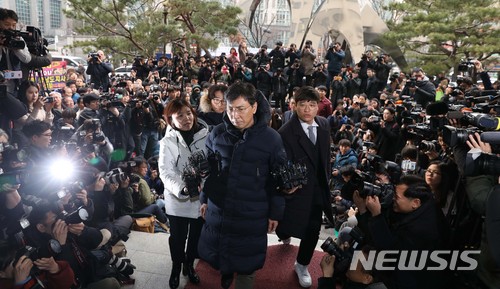 잠적했던 안희정, 검찰 자진출두 왜…진정성? 노림수?