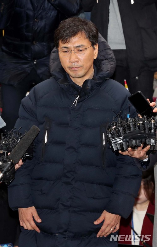 【서울=뉴시스】조성봉 기자 = 여비서 성폭행 의혹을 받고 있는 안희정 전 충남도지사가 9일 오후 서울 마포구 서울서부지검에 출석하며 굳은 표정을 짓고 있다. 2018.03.09. suncho21@newsis.com
