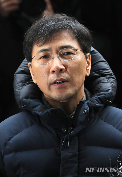 【서울=뉴시스】임태훈 기자 = 자신의 비서를 성폭행한 혐의를 받고 있는 안희정 전 충남도지사가 9일 오후 서울 마포구 서부지방검찰청으로 자진출석, 취재진의 질문에 답변하고 있다. 2018.03.09 taehoonlim@newsis.com