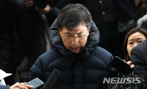 【서울=뉴시스】임태훈 기자 = 자신의 비서를 성폭행한 혐의를 받고 있는 안희정 전 충남도지사가 9일 오후 서울 마포구 서부지방검찰청으로 자진출석하던 중 심경을 말하며 고개숙여 인사하고 있다. 2018.03.09&nbsp; taehoonlim@newsis.com